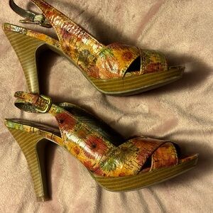 Gorgeous never worn (out of house) sling back heels.
